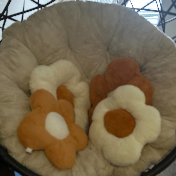 Room decor flower pillows white and brown - Picture 1 of 5